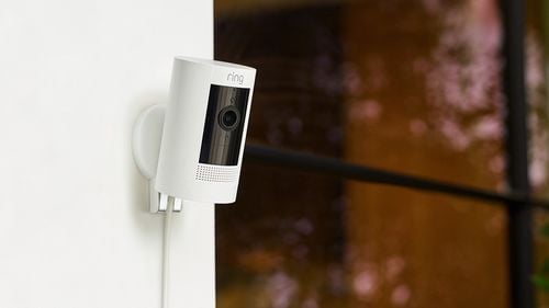 Mii de utilizatori ai camerelor video Wyze au văzut unii în casele altora / Compania susţine că totul a pornit de la o problemă de funcţionare a soluţiei de stocare cloud Amazon Web Services