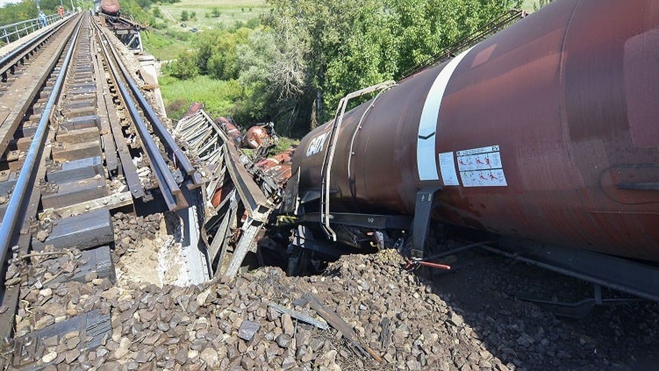 Traficul feroviar este în continuare oprit în judeţul Mehedinţi, în zona unde mai multe vagoane ale unui tren cu benzină au deraiat şi s-au răsturnat / Trafic rutier deviat