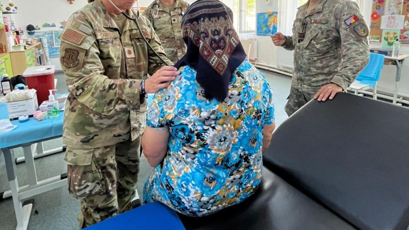 Medici militari americani au consultat gratuit locuitorii din Murighiol, Dunăvățu de Jos și Sfântu Gheorghe / Electrocardiograme, ecografii, monitorizarea tensiunii arteriale, teste de glicemie...