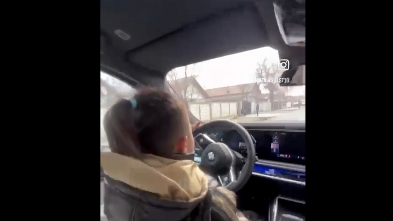 Bărbatul din Dâmbovița care le-a dat maşina copiilor săi de 10 şi 12 ani, să o conducă, a fost pus sub control judiciar