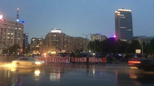 VIDEO Zeci de protestatari în Piața Victoriei, pe o ploaie torențială, cer demisia Guvernului
