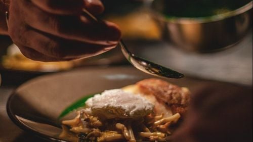 VIDEO: Cum a fost afectat de pandemie sectorul HoReCa. Experiența directă a lui Mihai Muntean, bucătar: A fost greu, am vrut să renunț ca toată lumea. Acum locurile sunt completate cu angajați străini