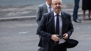 BREAKING Vasile Dîncu a demisionat din funcția de ministru al Apărării Naționale: „Motivez gestul prin perspectiva imposibilității colaborării cu Președintele României, comandantul suprem al Armatei”
