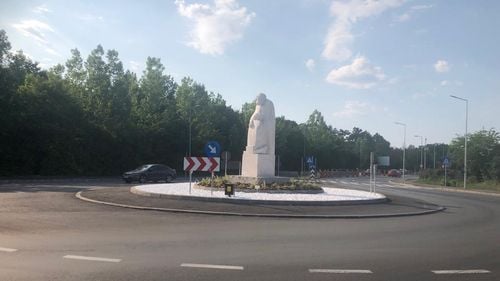 Primăria Voluntari a inaugurat un sens giratoriu cu un grup statuar în mijloc înfățișând doi bătrâni / Lucrările au costat 3,4 milioane lei  / Prețul pieței pentru un giratoriu fără statuie este de maxim 1,5 milioane de lei
