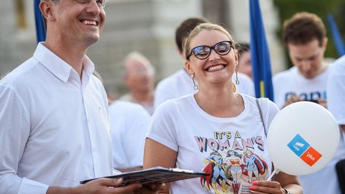 Digi24.ro: Soția lui Dan Barna, acuzată că i-a jignit pe cei din conducerea partidului care cereau demisia liderului USR