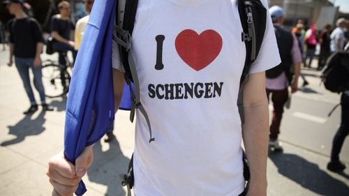 Aderarea la Schengen: Fostul ministru Răzvan Nicolescu le cere europarlamentarilor români ”să fie uniți și dedicați” după ce rezolutia privind petiția depusă de asociația sa în Parlamentul European a fost amânată