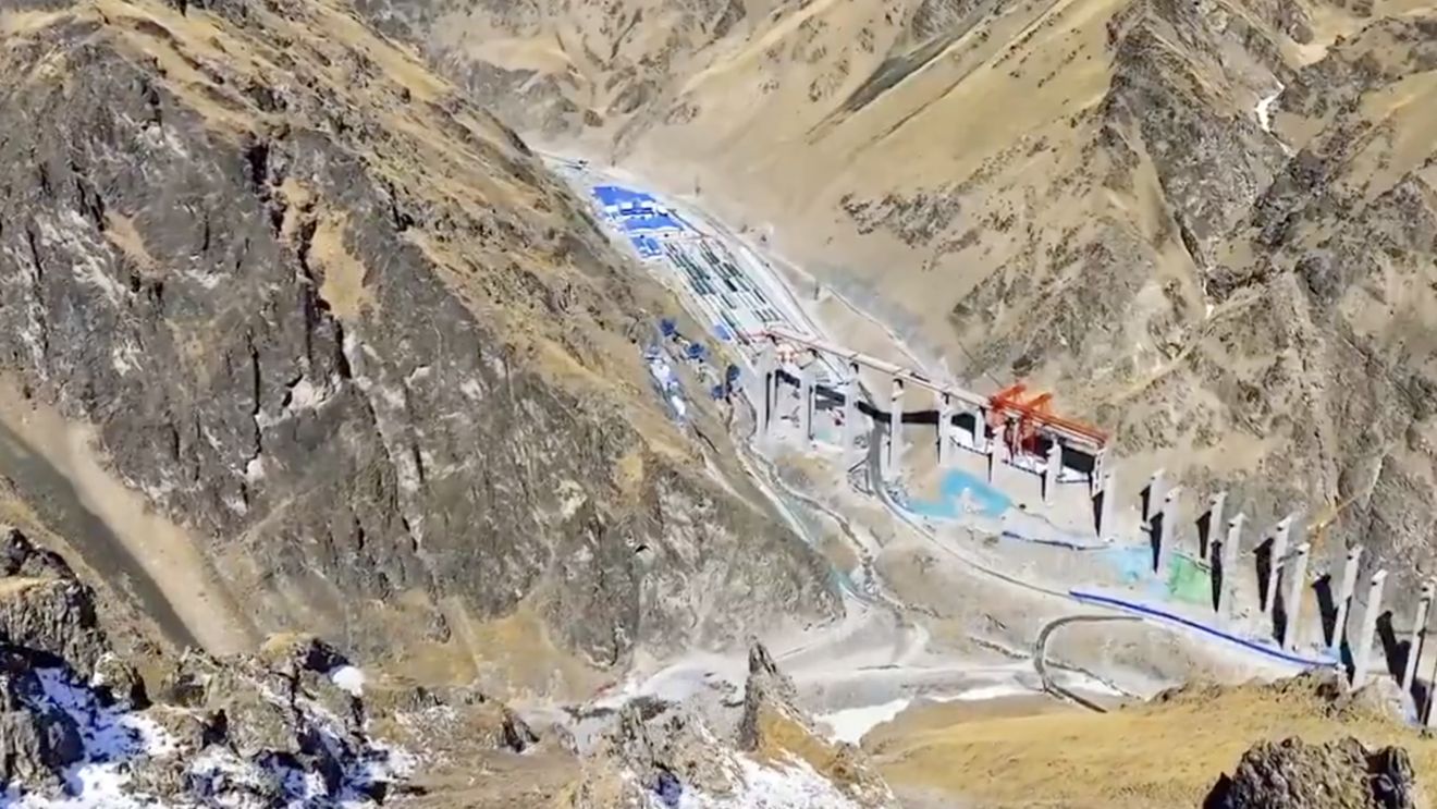 China finalizează construcţia celui mai lung tunel de autostradă din lume în Xinjiang