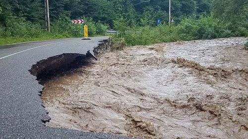 Drumul spre Sarmizegetusa Regia, modernizat cu bani europeni, s-a rupt de trei ori în doi ani