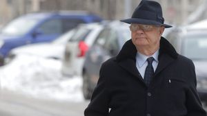 Fostul director SRI Virgil Măgureanu, la catafalcul lui Ion Iliescu / Ambii sunt trimiși în judecată în „Dosarul Mineriadei” pentru infracțiuni contra umanității