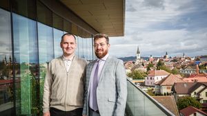 Doi colegi de liceu din Sibiu și-au deschis o afacere IT într-un garaj / După 20 de ani au inaugurat una din cele mai moderne clădiri din birouri din oraș / Investiție de 10 mil. euro