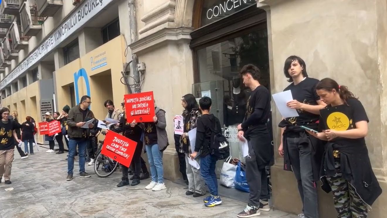 VIDEO Protest organizat de comunitatea Declic în fața Inspecției Judiciare față de tergiversarea dosarului de viol cu victimă minoră de la şcoala de vară a AUR din 2023