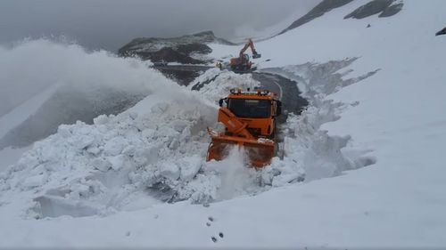 VIDEO Drumarii au ajuns cu deszăpezirea în zona cea mai dificilă de pe Transfăgărășan: stratul de zăpadă este de peste 4 metri