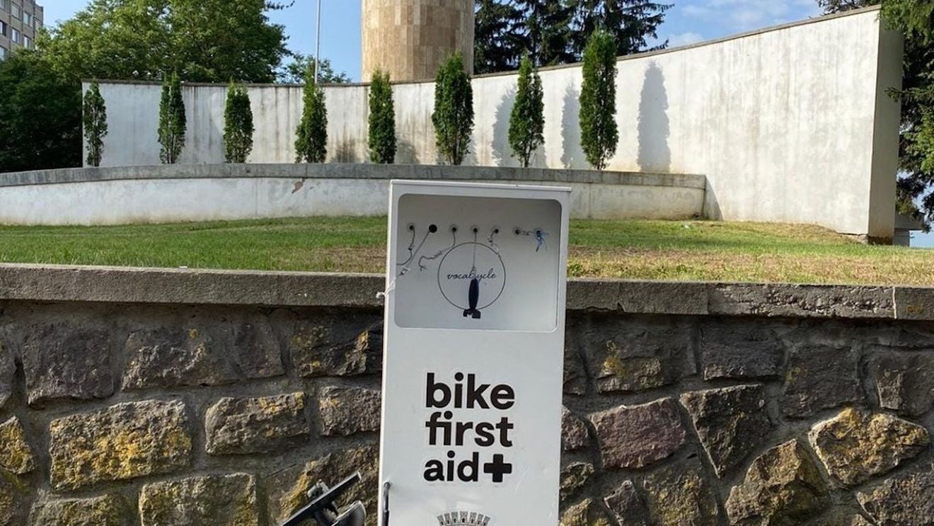 12 din cele 13 stații pentru repararea bicicletelor din Sfântu Gheorghe au fost vandalizate în două luni / Primar: Cer mai mult respect pentru cei care muncesc pentru oraș în fiecare zi!