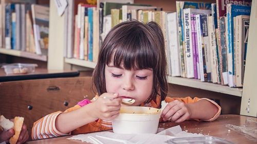 Finanțare pentru tot anul școlar, nu doar până în decembrie, pentru Masa caldă în școli, propusă de mai mulți parlamentari USRPLUS: Sunt situații în care doar 1 leu din cei 10 alocați zilnic au mers efectiv către alimentele în sine