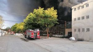 Mesaj Ro-Alert trimis în Dâmbovița, după un incendiu la o hală de producție a polistirenului/ Degajări mari de fum