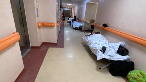 VIDEO Imagini dure la "Matei Balș": Pacienți COVID-19 sunt tratați și conectați la oxigen pe holurile spitalului, din lipsă de locuri