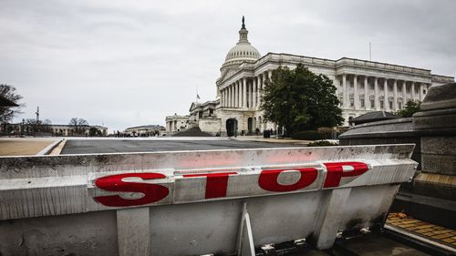 Washingtonul se pregăteşte pentru învestirea lui Trump cu garduri demne de o fortăreaţă şi 25.000 de agenţi de ordine