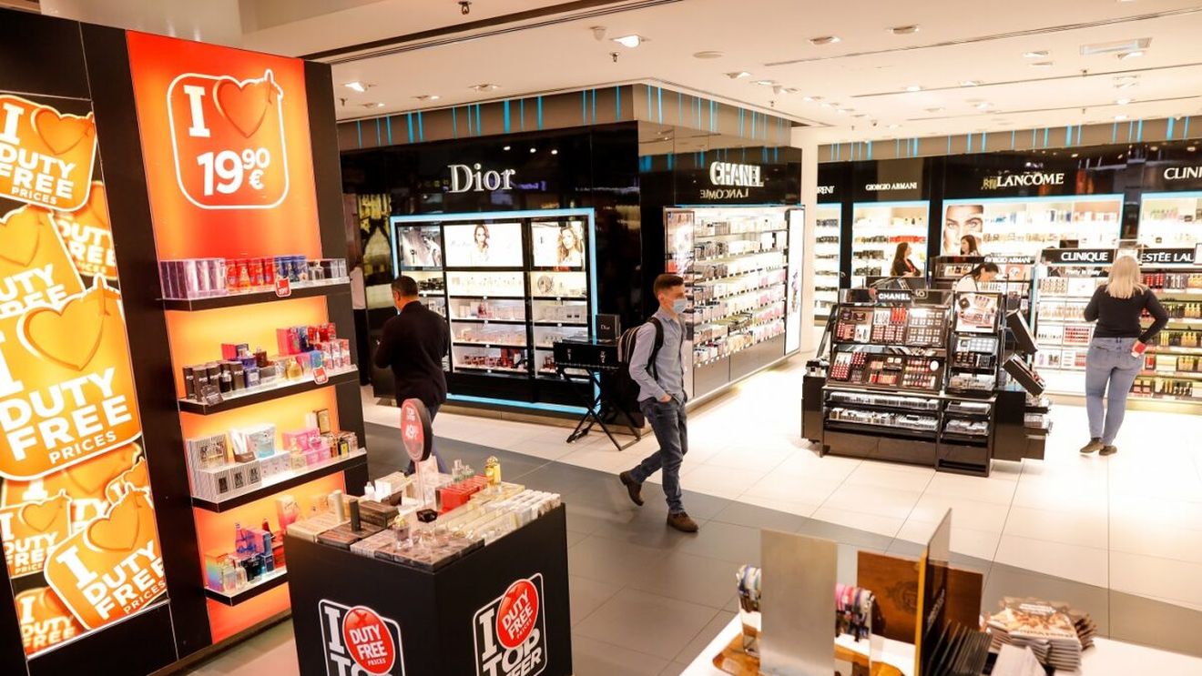 ANALIZĂ Miza dosarului de corupție din Aeroportul Otopeni: cum s-a ajuns ca o licitație programată încă din 2021 pentru gestionarea magazinelor și restaurantelor să fie amânată peste doi ani / Profituri uriașe obținute de cele două cvasi-monopoluri din aeroport / Ce spun Grindeanu, Drulă și Chirițoiu