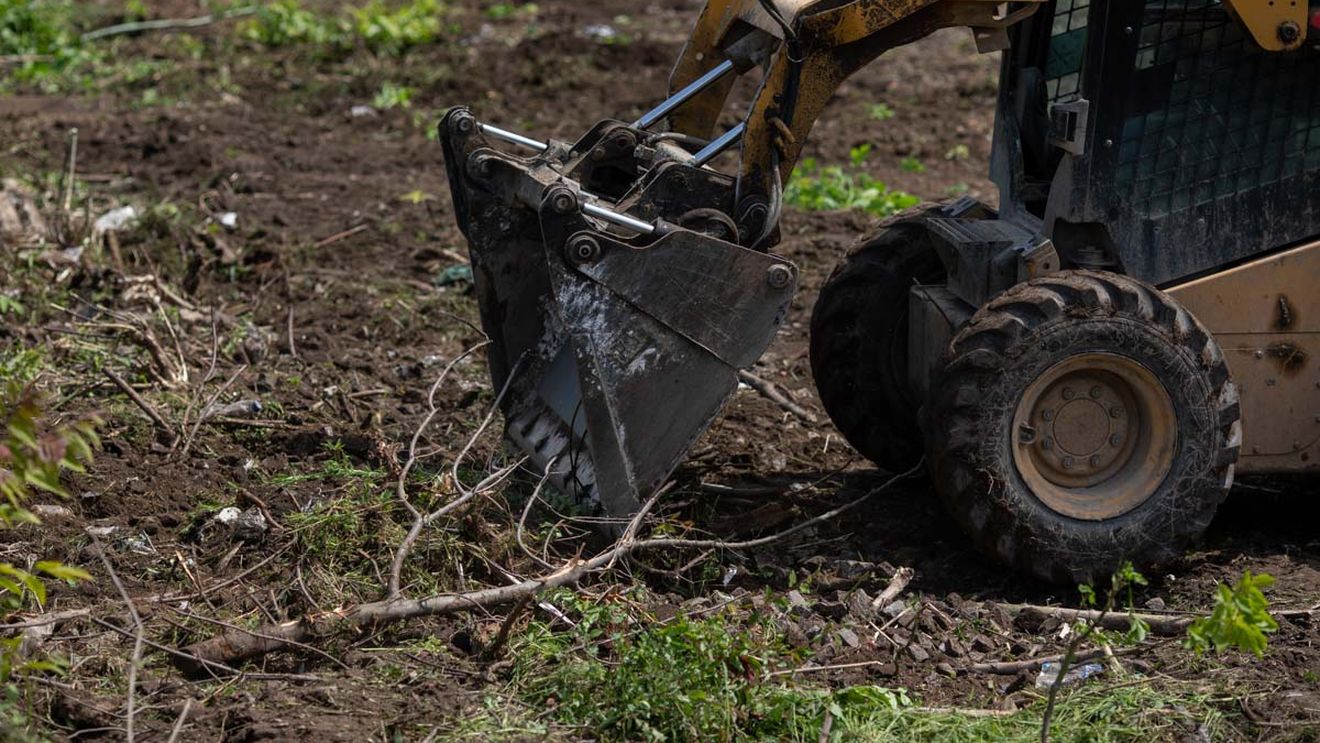 Firma care repară un bulevard într-o zonă intens circulată pietonal din Constanţa, amendată pentru praful creat