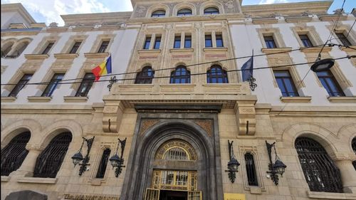 FOTOGALERIE Cum s-a transformat radical o clădire emblematică a Bucureștiului. Fostul sediu al Marmorosch Blank, una dintre cele mai vechi bănci româneşti, a devenit hotel de lux. Piesa de rezistență este seiful în care a fost amenajat un bar