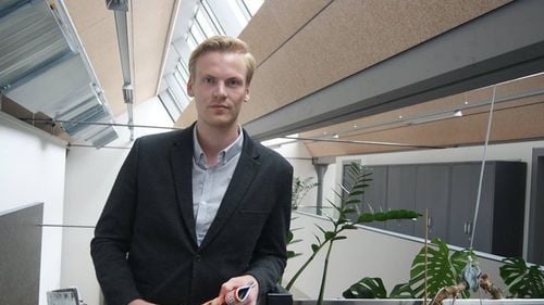 Ziaristul - vedetă care și-a falsificat articolele din Spiegel, acuzat că a furat donațiile pentru orfanii de război din Siria