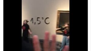 VIDEO Două activiste şi-au lipit mâinile de ramele unor tablouri de Goya la Muzeul Prado / Cele două militante nu au avariat picturile, ci au scris ''+1,5 °C'' pe perete, între cele două tablouri, o referinţă la obiectivul climatic