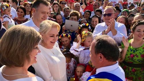 VIDEO Dăncilă și-a lansat campania într-un sat din Satu Mare. Copiii aduși la evenimentul electoral au servit-o cu pâine și palincă