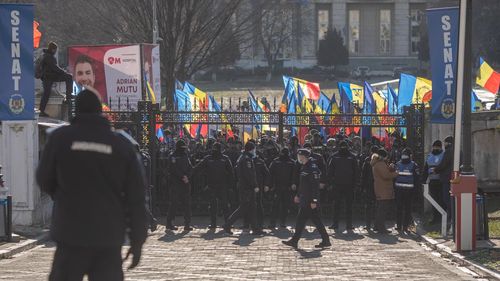 Jandarmeria, după ce protestatarii AUR au pătrus în curtea Parlamentului: Până în prezent, efectivele jandarmeriei nu au folosit forța sau mijloacele din dotare/ Facem apel către participanți să coopereze