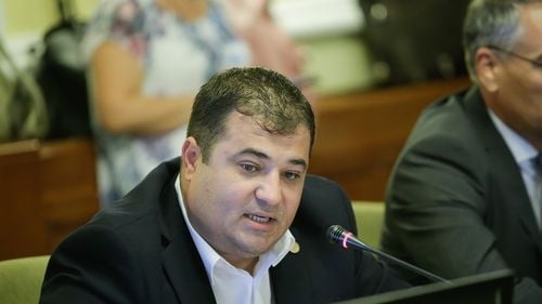 VIDEO PSD-istul Adrian Solomon, huiduit de bârlădeni după ce a spus că vrea ca peste o sută de ani România să fie condusă de un etnic român, și nu unul german