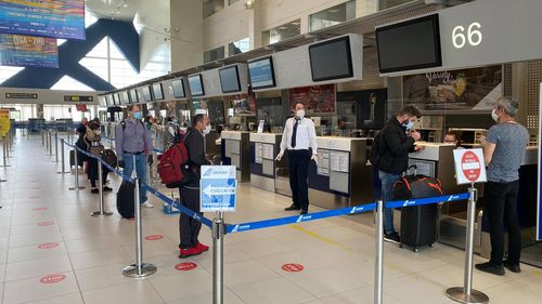 BREAKING Prezentarea unui test PCR negativ va fi obligatorie la sosirea în România din 12 februarie. Copiii sub 3 ani și persoanele care au primit de cel puțin zece zile a doua doză de vaccin nu au nevoie de test/ Alte categorii exceptate