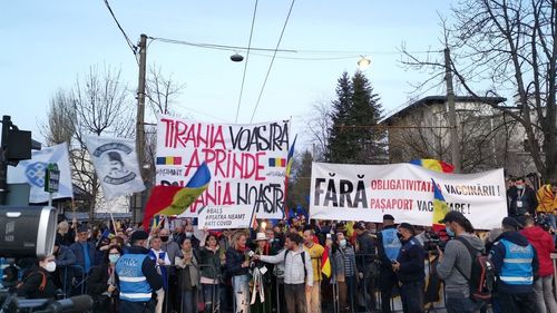 FOTO Proteste simultane în Piața Victoriei și la Universitate împotriva restricțiilor impuse în contextul pandemiei. Participă simpatizanți AUR, în frunte cu George Simion / Manifestanții s-au reunit în fața Guvernului și au mers în marș la Cotroceni