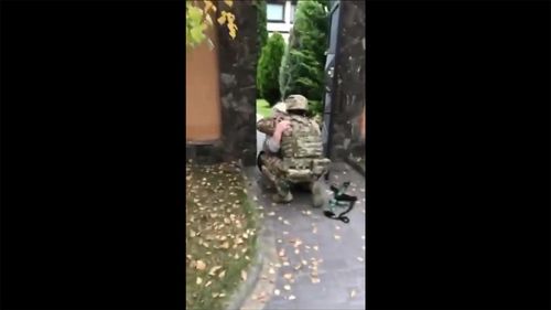 VIDEO Moment emoționant în Herson. Un soldat ucrainean se reîntâlnește cu bunica sa după ce forțele ruse s-au retras din oraș