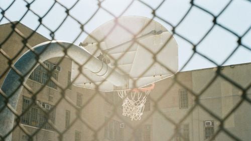 DOCUMENT România este singura țară din UE care impune obligativitatea măștii la orele de educație fizică în toată țara și la toate clasele, indiferent dacă orele sunt afară sau în sală. Analiza cerută de la Bruxelles de Ministerul Educației