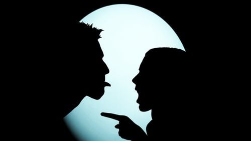 Un sucevean a cerut ajutorul Poliției pentru a-l salva din mâinile nevestei / A fost lovit, zgâriat și aruncat pe scări