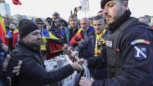 Opt dintre cei care s-au manifestat agresiv la protestul din Piaţa Victoriei, identificaţi de jandarmi
