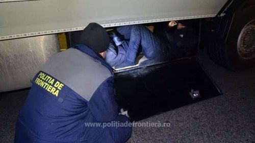Doi sirieni, găsiți ascunşi pe osia semiremorcii unui camion. Au declarat că s-au urcat în Sofia și voiau să ajungă în Vestul Europei