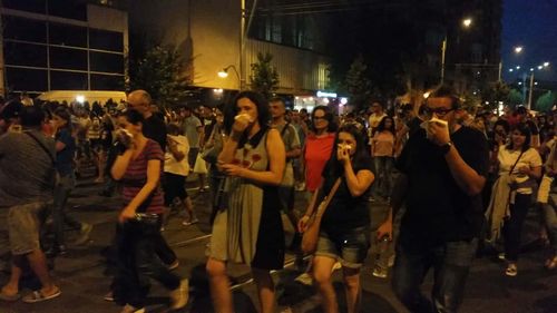 VIDEO Protestatari în lacrimi de la gaze lacrimogene strigând M..e PSD/ Farmaciile din zona Pieței, luate cu asalt pentru măști de unică folosință
