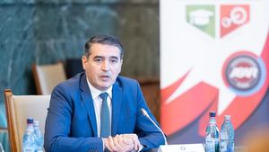 Scandalul schimbării numelui Liceului Vulcănescu: secretarul de stat PSD Florian Lixandru a intervenit la directoarea școlii ca aceasta să-i permită accesul în liceu senatoarei ex-AUR Diana Șoșoacă, pe motiv că este demnitar