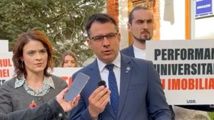 Mai mulți politicieni USR – protest la Ministerul Educației față de proiectul de schimbare a Legilor educației, „care îi va transforma pe oligarhii din Universități în mari latifundiari”