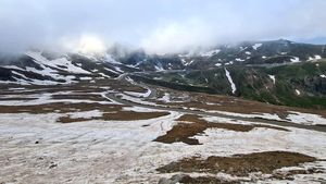 Transalpina: Tronsonul Rânca-Obârșia Lotrului ar putea fi deschis în curând / Au fost eliminate stâncile de pe carosabil, au fost montate indicatoarele rutiere și au fost refăcute marcajele