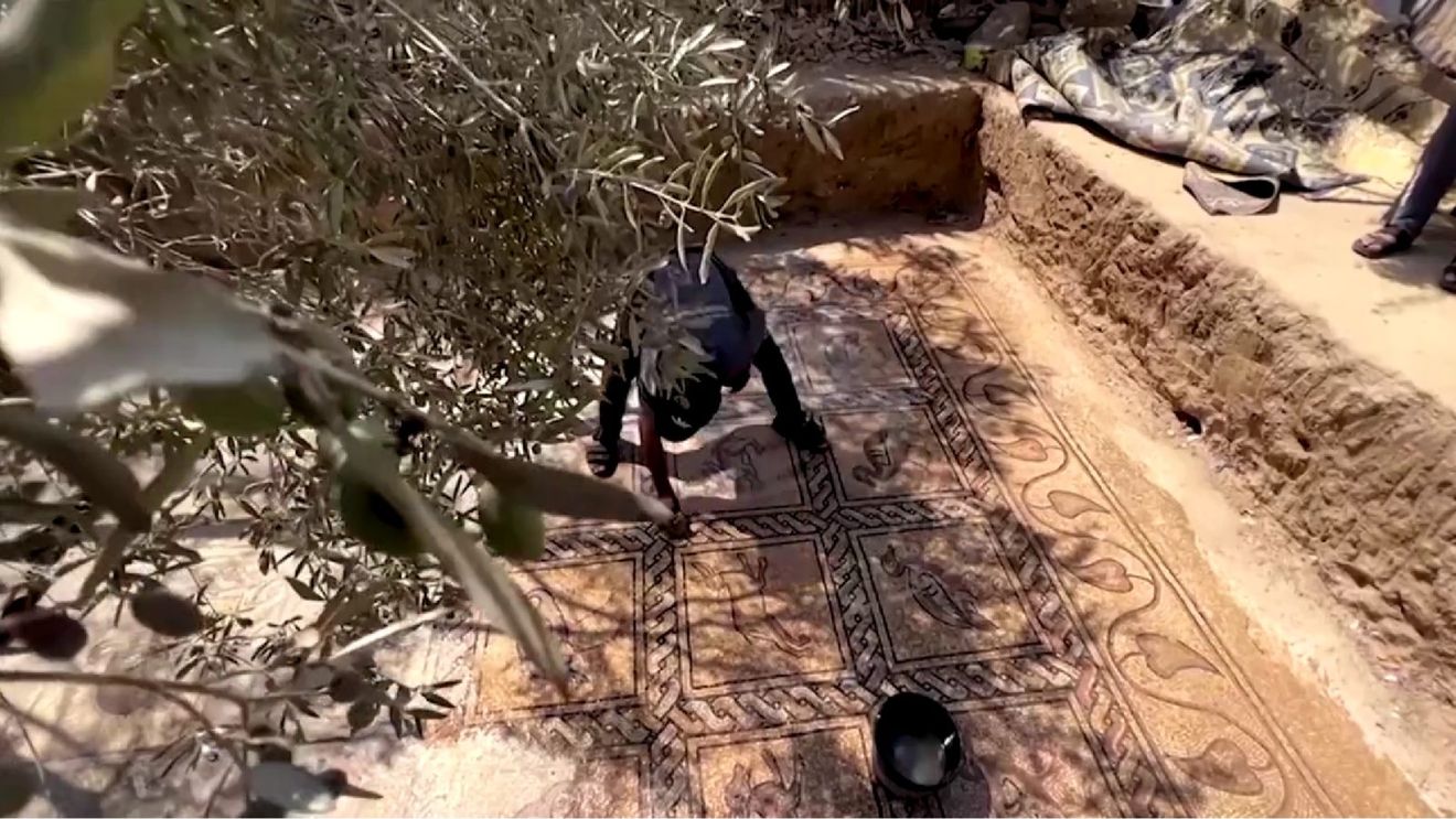VIDEO Mozaic bizantin ornamentat ce datează din secolele V-VII d.Hr, descoperit de un fermier palestinian în timp ce încercat să planteze copaci pe terenul său