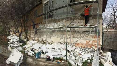 Un bucureştean care şi-a termoizolat casa în baza unei autorizaţii emise de primărie a fost obligat de proprietarul unui teren viran, prin instanţă, să înlăture polistirenul de 10 cm