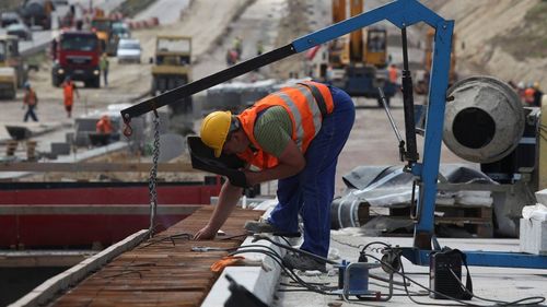 Giganţii industriali ruşi încep să concedieze lucrători sau îi trimit în șomaj tehnic pe măsură ce economia de război încetineşte, iar exporturile scad