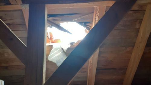 VIDEO Incident bizar în Hunedoara: Un bolovan a căzut prin acoperișul unei case, a găurit plafonul și a stricat mobilierul / Mama împreună cu cei doi copii minori au scăpat nevătămați pentru că se aflau la parter