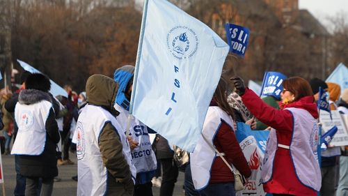 Cel mai mare sindicat din educație anunță proteste și amenință Guvernul Ciucă cu pichetări “inclusiv în fața sediilor instituțiilor cu putere de decizie din București”, dacă nu acordă personalului nedidactic sporul pentru condiții de muncă