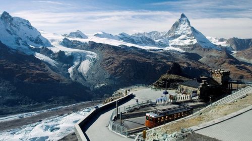 O alunecare de teren sporeşte riscul prăbuşirii unui gheţar în Elveția / În câteva zile, viteza de deplasare a gheţarului situat deasupra satului Blatten a crescut de la 0,8 metri la 1,5-2 metri pe zi