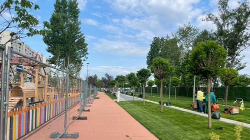 FOTO Cum arată Parcul Liniei, înainte de deschiderea oficială din 1 iunie. „Work in progress” pe fosta linie feroviară unde au apărut un loc de joacă, o fântână drydeck, terenuri de baschet și multe altele