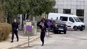 UPDATE Un militar al forțelor armate franceze a fost găsit mort într-un hotel din București, cu o foarfecă înfiptă în zona gâtului