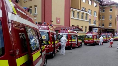 Ambulanțe cu pacienți cu Covid-19, la coadă în curtea Institutului de Boli Infecțioase Matei Balș. Imaginea a fost postată de medicul Maria Nițescu: „Mai aveți îndoieli?”