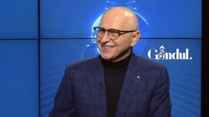 VIDEO Mircea Geoană, în campanie mediatică: Locomotiva tot timpul va merge mai repede decât ultimul vagon / Secretarul general adjunct al NATO a vorbit în premieră și despre boala sa: Sunt bine. Am avut o sperietură. Har Domnului că am o genă bună, m-a ajutat să trec peste hop